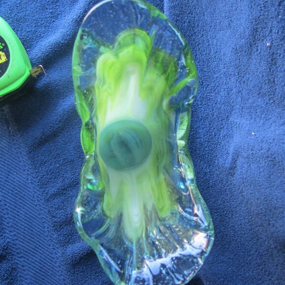 UNIQUE VTG HAND BLOWN HAND SWUNG V-SHAPED VASE MIXED COLORS - Picture 10 of 11